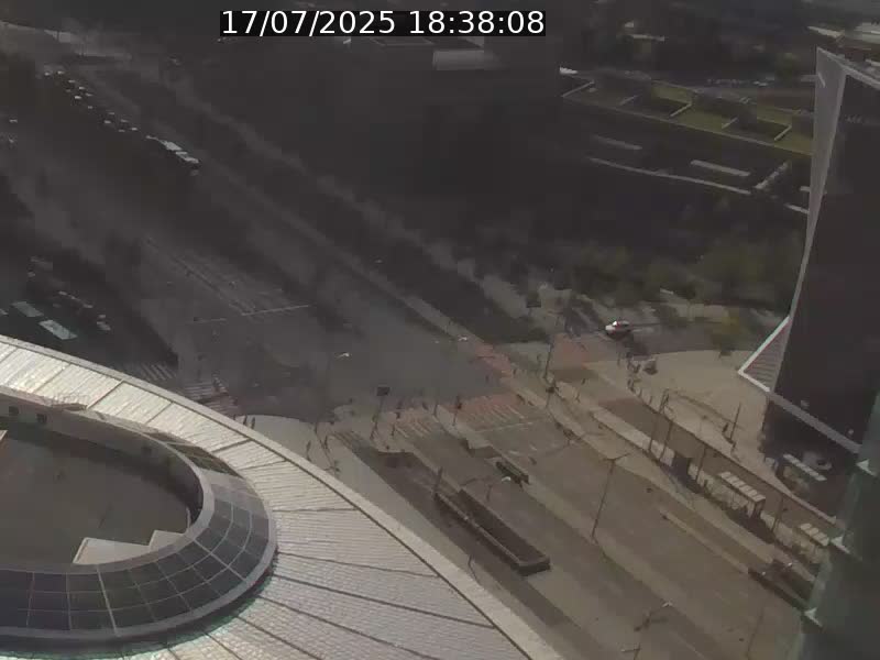 Webcam sur l'avenue John Fitzgerald Kennedy (N51) avec vue sur le Pont rouge (Pont Grande Duchesse Charlotte), l'arrêt Pfaffenthal et l'entrée du quartier Kirchberg
