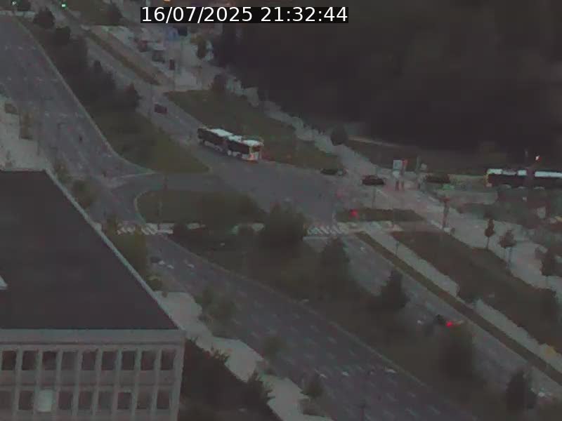 Webcam sur l'avenue John Fitzgerald Kennedy (N51) avec vue sur le Pont rouge (Pont Grande Duchesse Charlotte), l'arrêt Pfaffenthal et l'entrée du quartier Kirchberg