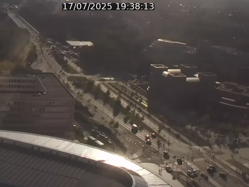 Webcam sur l'avenue John Fitzgerald Kennedy (N51) avec vue sur le Pont rouge (Pont Grande Duchesse Charlotte), l'arrêt Pfaffenthal et l'entrée du quartier Kirchberg