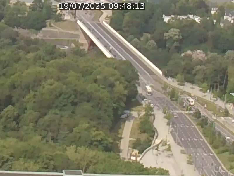 Webcam sur l'avenue John Fitzgerald Kennedy (N51) avec vue sur le Pont rouge (Pont Grande Duchesse Charlotte), l'arrêt Pfaffenthal et l'entrée du quartier Kirchberg
