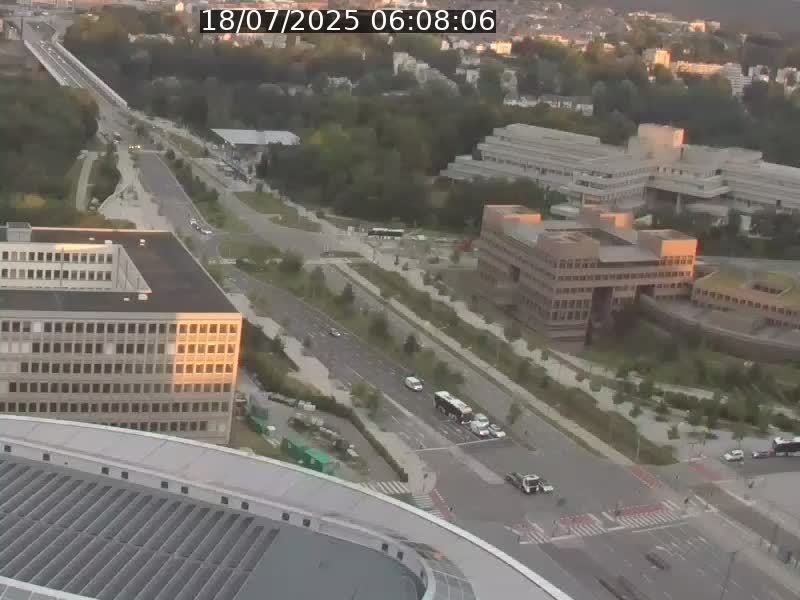 Webcam sur l'avenue John Fitzgerald Kennedy (N51) avec vue sur le Pont rouge (Pont Grande Duchesse Charlotte), l'arrêt Pfaffenthal et l'entrée du quartier Kirchberg