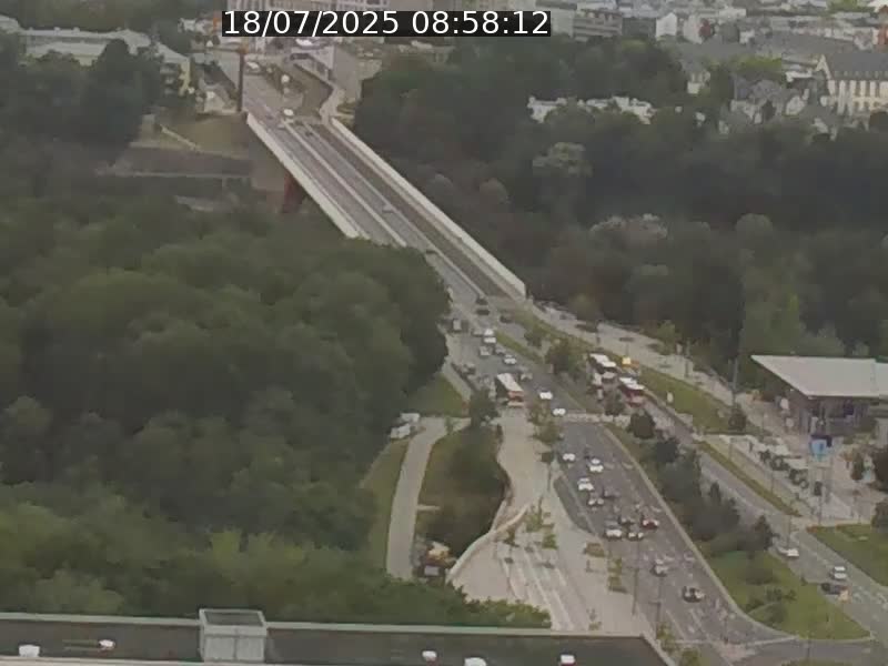 Webcam sur l'avenue John Fitzgerald Kennedy (N51) avec vue sur le Pont rouge (Pont Grande Duchesse Charlotte), l'arrêt Pfaffenthal et l'entrée du quartier Kirchberg
