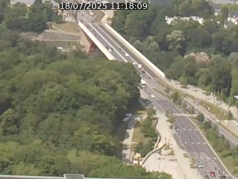 Webcam sur l'avenue John Fitzgerald Kennedy (N51) avec vue sur le Pont rouge (Pont Grande Duchesse Charlotte), l'arrêt Pfaffenthal et l'entrée du quartier Kirchberg