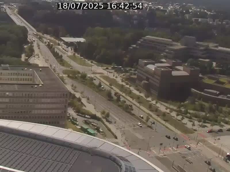 Webcam sur l'avenue John Fitzgerald Kennedy (N51) avec vue sur le Pont rouge (Pont Grande Duchesse Charlotte), l'arrêt Pfaffenthal et l'entrée du quartier Kirchberg