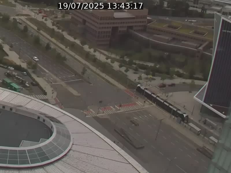 Webcam sur l'avenue John Fitzgerald Kennedy (N51) avec vue sur le Pont rouge (Pont Grande Duchesse Charlotte), l'arrêt Pfaffenthal et l'entrée du quartier Kirchberg