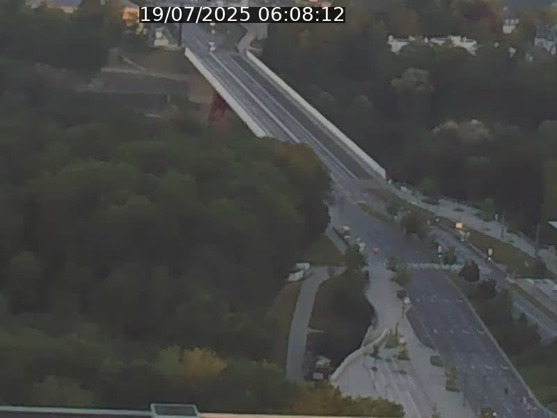 Webcam sur l'avenue John Fitzgerald Kennedy (N51) avec vue sur le Pont rouge (Pont Grande Duchesse Charlotte), l'arrêt Pfaffenthal et l'entrée du quartier Kirchberg