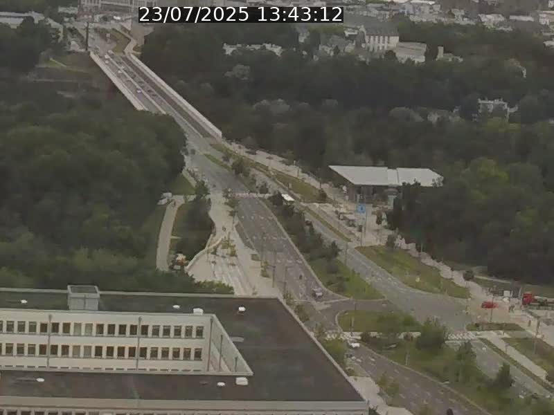 Webcam sur l'avenue John Fitzgerald Kennedy (N51) avec vue sur le Pont rouge (Pont Grande Duchesse Charlotte), l'arrêt Pfaffenthal et l'entrée du quartier Kirchberg