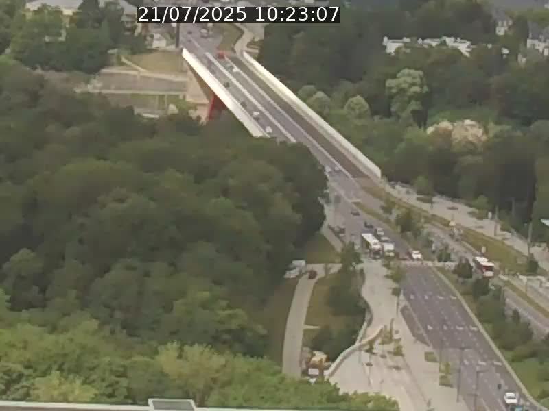 Webcam sur l'avenue John Fitzgerald Kennedy (N51) avec vue sur le Pont rouge (Pont Grande Duchesse Charlotte), l'arrêt Pfaffenthal et l'entrée du quartier Kirchberg