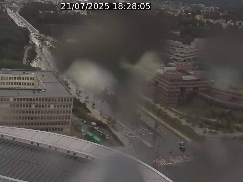 Webcam sur l'avenue John Fitzgerald Kennedy (N51) avec vue sur le Pont rouge (Pont Grande Duchesse Charlotte), l'arrêt Pfaffenthal et l'entrée du quartier Kirchberg