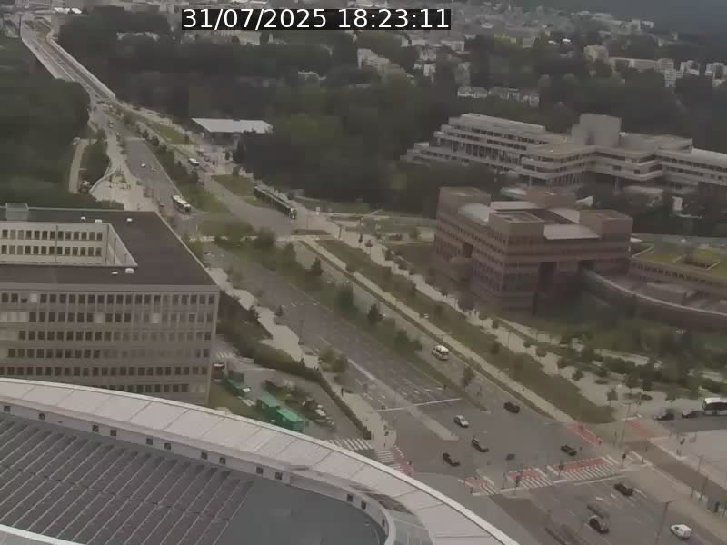 Webcam sur l'avenue John Fitzgerald Kennedy (N51) avec vue sur le Pont rouge (Pont Grande Duchesse Charlotte), l'arrêt Pfaffenthal et l'entrée du quartier Kirchberg