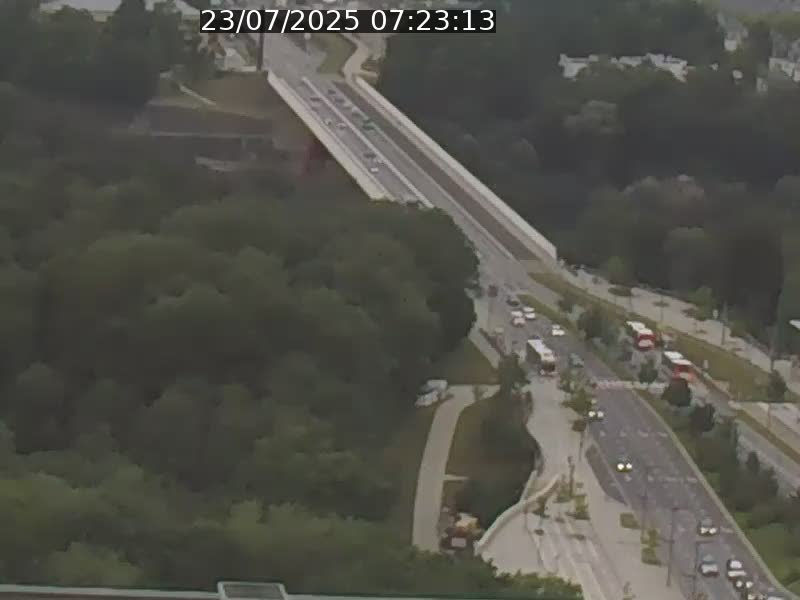 Webcam sur l'avenue John Fitzgerald Kennedy (N51) avec vue sur le Pont rouge (Pont Grande Duchesse Charlotte), l'arrêt Pfaffenthal et l'entrée du quartier Kirchberg