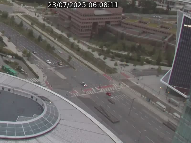 Webcam sur l'avenue John Fitzgerald Kennedy (N51) avec vue sur le Pont rouge (Pont Grande Duchesse Charlotte), l'arrêt Pfaffenthal et l'entrée du quartier Kirchberg
