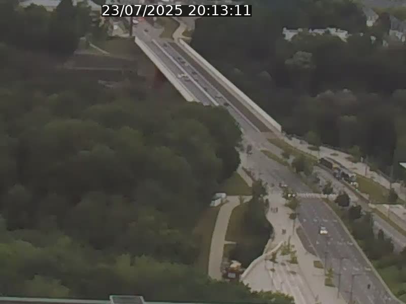 Webcam sur l'avenue John Fitzgerald Kennedy (N51) avec vue sur le Pont rouge (Pont Grande Duchesse Charlotte), l'arrêt Pfaffenthal et l'entrée du quartier Kirchberg