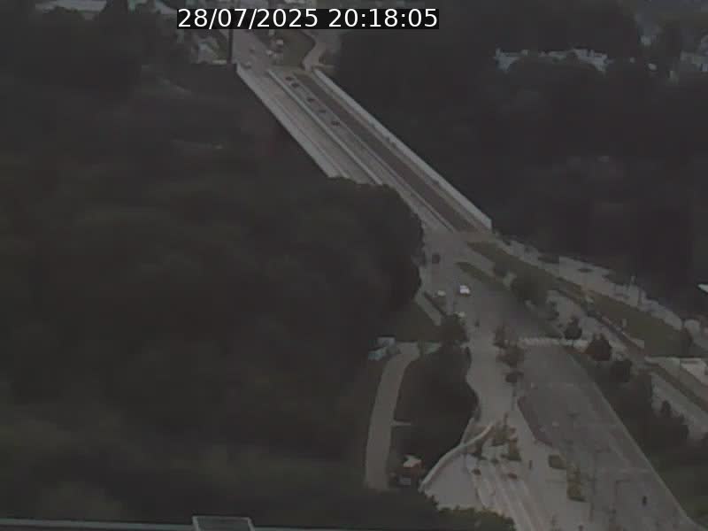 Webcam sur l'avenue John Fitzgerald Kennedy (N51) avec vue sur le Pont rouge (Pont Grande Duchesse Charlotte), l'arrêt Pfaffenthal et l'entrée du quartier Kirchberg