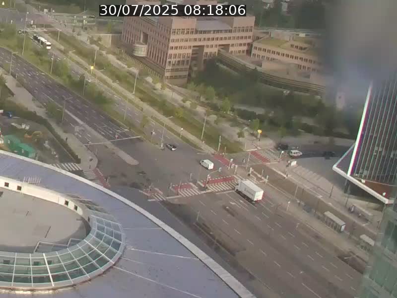 Webcam sur l'avenue John Fitzgerald Kennedy (N51) avec vue sur le Pont rouge (Pont Grande Duchesse Charlotte), l'arrêt Pfaffenthal et l'entrée du quartier Kirchberg
