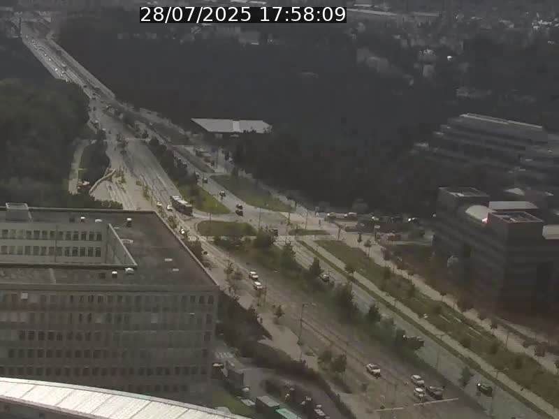 Webcam sur l'avenue John Fitzgerald Kennedy (N51) avec vue sur le Pont rouge (Pont Grande Duchesse Charlotte), l'arrêt Pfaffenthal et l'entrée du quartier Kirchberg