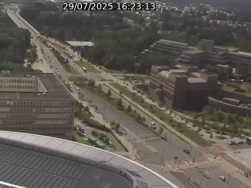 Webcam sur l'avenue John Fitzgerald Kennedy (N51) avec vue sur le Pont rouge (Pont Grande Duchesse Charlotte), l'arrêt Pfaffenthal et l'entrée du quartier Kirchberg