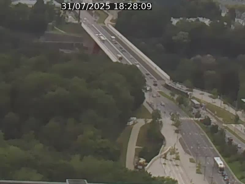 Webcam sur l'avenue John Fitzgerald Kennedy (N51) avec vue sur le Pont rouge (Pont Grande Duchesse Charlotte), l'arrêt Pfaffenthal et l'entrée du quartier Kirchberg