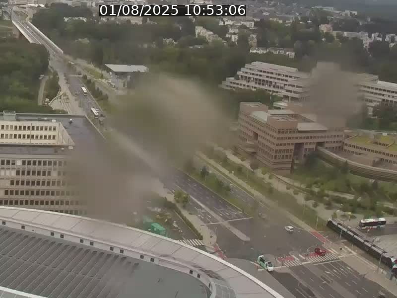 Webcam sur l'avenue John Fitzgerald Kennedy (N51) avec vue sur le Pont rouge (Pont Grande Duchesse Charlotte), l'arrêt Pfaffenthal et l'entrée du quartier Kirchberg