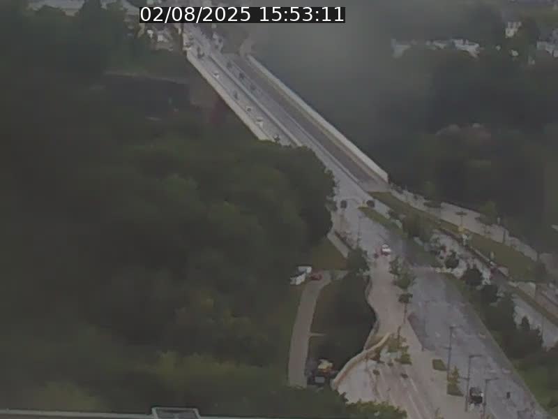 Webcam sur l'avenue John Fitzgerald Kennedy (N51) avec vue sur le Pont rouge (Pont Grande Duchesse Charlotte), l'arrêt Pfaffenthal et l'entrée du quartier Kirchberg
