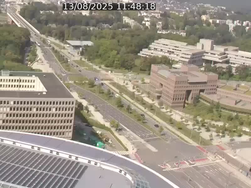 Webcam sur l'avenue John Fitzgerald Kennedy (N51) avec vue sur le Pont rouge (Pont Grande Duchesse Charlotte), l'arrêt Pfaffenthal et l'entrée du quartier Kirchberg
