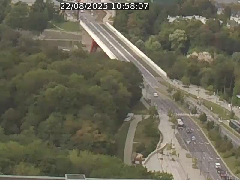 Webcam sur l'avenue John Fitzgerald Kennedy (N51) avec vue sur le Pont rouge (Pont Grande Duchesse Charlotte), l'arrêt Pfaffenthal et l'entrée du quartier Kirchberg