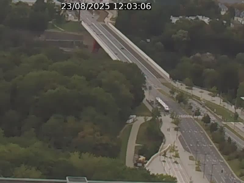 Webcam sur l'avenue John Fitzgerald Kennedy (N51) avec vue sur le Pont rouge (Pont Grande Duchesse Charlotte), l'arrêt Pfaffenthal et l'entrée du quartier Kirchberg