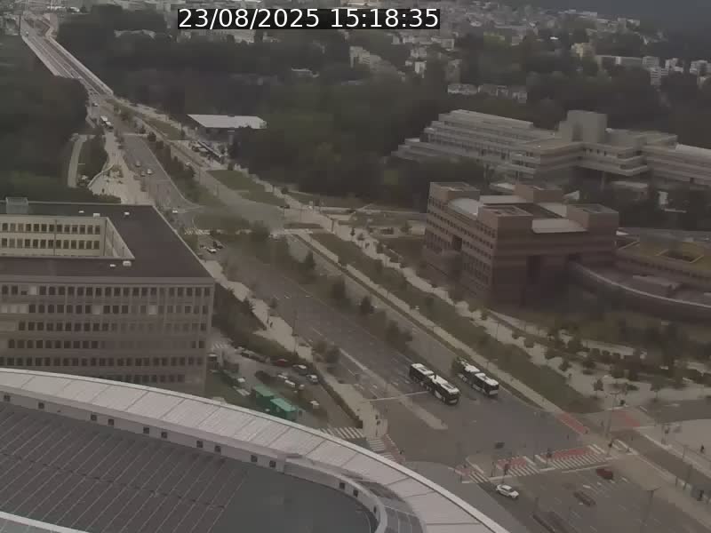 Webcam sur l'avenue John Fitzgerald Kennedy (N51) avec vue sur le Pont rouge (Pont Grande Duchesse Charlotte), l'arrêt Pfaffenthal et l'entrée du quartier Kirchberg