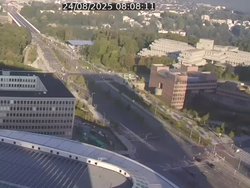 Webcam sur l'avenue John Fitzgerald Kennedy (N51) avec vue sur le Pont rouge (Pont Grande Duchesse Charlotte), l'arrêt Pfaffenthal et l'entrée du quartier Kirchberg