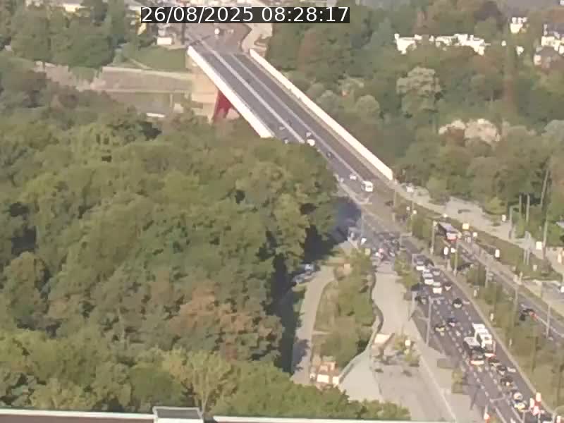 Webcam sur l'avenue John Fitzgerald Kennedy (N51) avec vue sur le Pont rouge (Pont Grande Duchesse Charlotte), l'arrêt Pfaffenthal et l'entrée du quartier Kirchberg