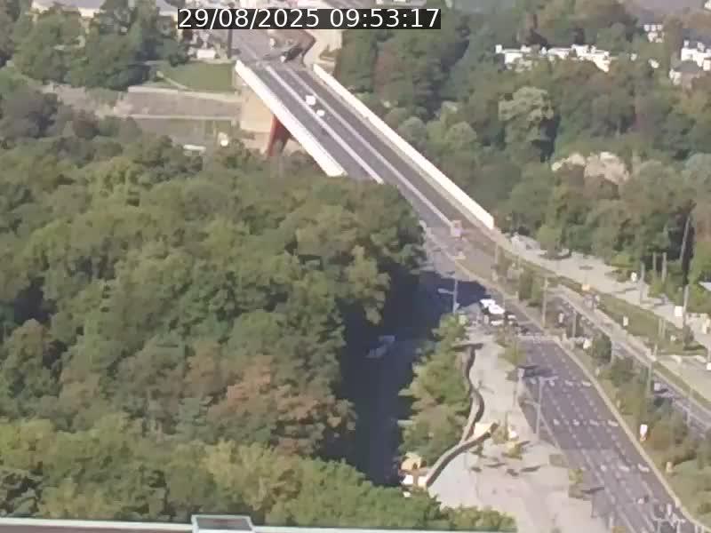 Webcam sur l'avenue John Fitzgerald Kennedy (N51) avec vue sur le Pont rouge (Pont Grande Duchesse Charlotte), l'arrêt Pfaffenthal et l'entrée du quartier Kirchberg