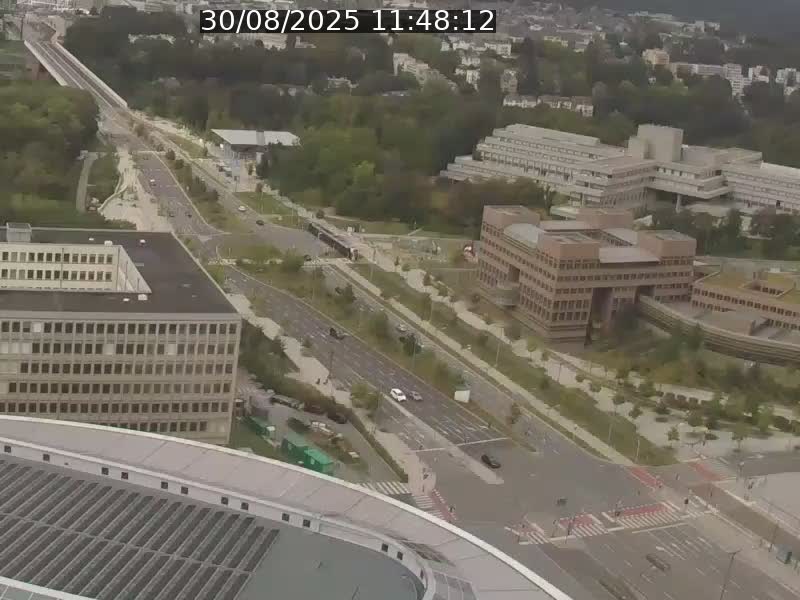 Webcam sur l'avenue John Fitzgerald Kennedy (N51) avec vue sur le Pont rouge (Pont Grande Duchesse Charlotte), l'arrêt Pfaffenthal et l'entrée du quartier Kirchberg