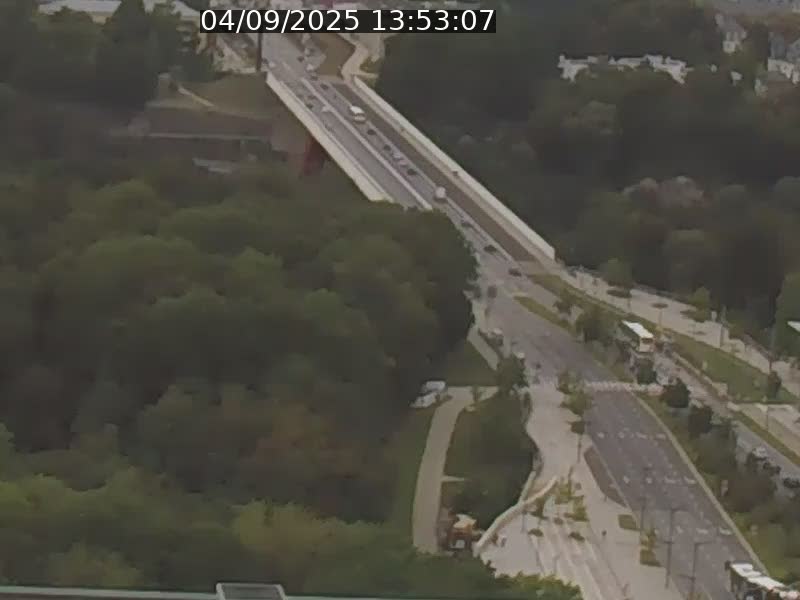 Webcam sur l'avenue John Fitzgerald Kennedy (N51) avec vue sur le Pont rouge (Pont Grande Duchesse Charlotte), l'arrêt Pfaffenthal et l'entrée du quartier Kirchberg
