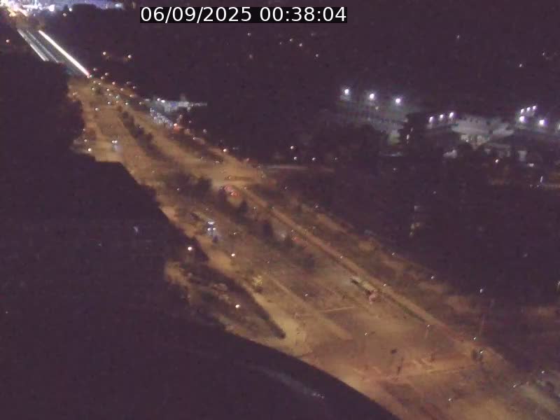 Webcam sur l'avenue John Fitzgerald Kennedy (N51) avec vue sur le Pont rouge (Pont Grande Duchesse Charlotte), l'arrêt Pfaffenthal et l'entrée du quartier Kirchberg