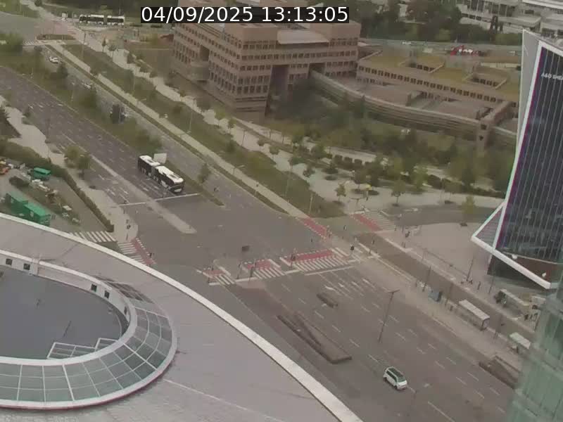 Webcam sur l'avenue John Fitzgerald Kennedy (N51) avec vue sur le Pont rouge (Pont Grande Duchesse Charlotte), l'arrêt Pfaffenthal et l'entrée du quartier Kirchberg