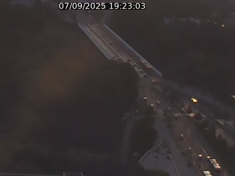 Webcam sur l'avenue John Fitzgerald Kennedy (N51) avec vue sur le Pont rouge (Pont Grande Duchesse Charlotte), l'arrêt Pfaffenthal et l'entrée du quartier Kirchberg