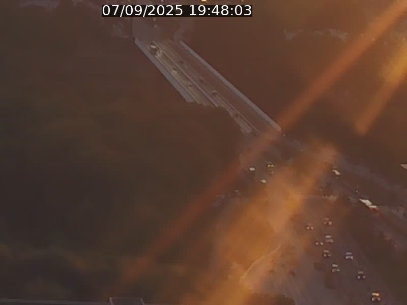 Webcam sur l'avenue John Fitzgerald Kennedy (N51) avec vue sur le Pont rouge (Pont Grande Duchesse Charlotte), l'arrêt Pfaffenthal et l'entrée du quartier Kirchberg