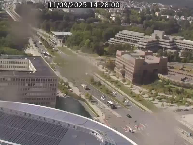 Webcam sur l'avenue John Fitzgerald Kennedy (N51) avec vue sur le Pont rouge (Pont Grande Duchesse Charlotte), l'arrêt Pfaffenthal et l'entrée du quartier Kirchberg