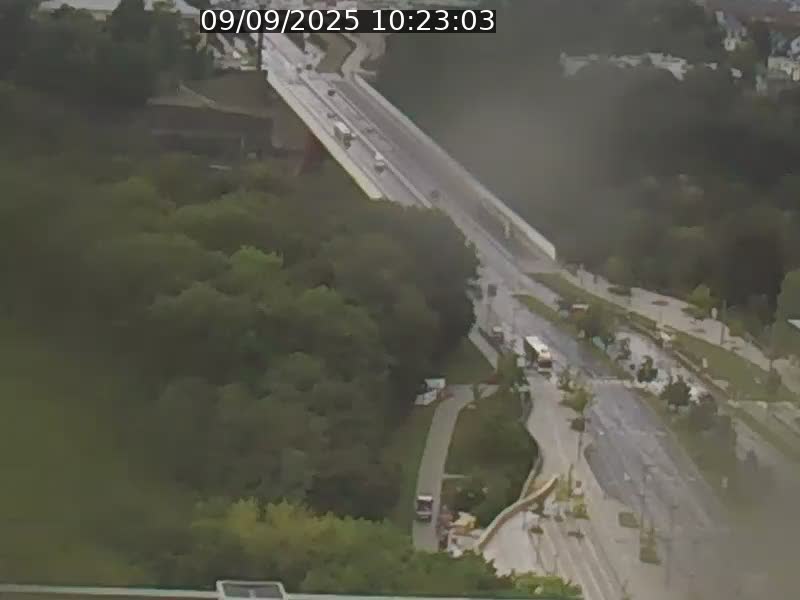 Webcam sur l'avenue John Fitzgerald Kennedy (N51) avec vue sur le Pont rouge (Pont Grande Duchesse Charlotte), l'arrêt Pfaffenthal et l'entrée du quartier Kirchberg