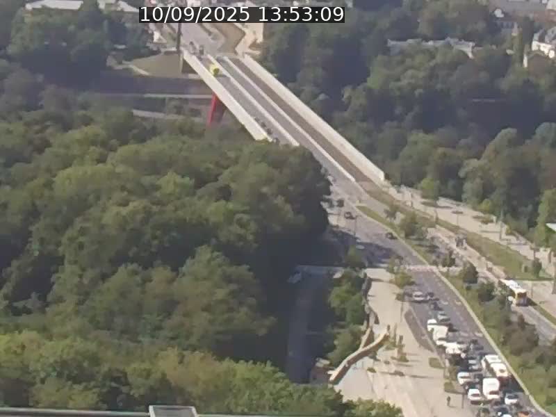 Webcam sur l'avenue John Fitzgerald Kennedy (N51) avec vue sur le Pont rouge (Pont Grande Duchesse Charlotte), l'arrêt Pfaffenthal et l'entrée du quartier Kirchberg