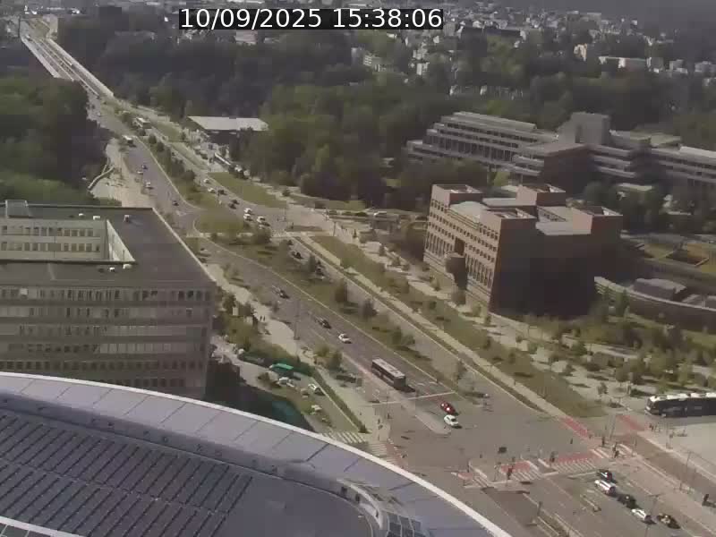 Webcam sur l'avenue John Fitzgerald Kennedy (N51) avec vue sur le Pont rouge (Pont Grande Duchesse Charlotte), l'arrêt Pfaffenthal et l'entrée du quartier Kirchberg