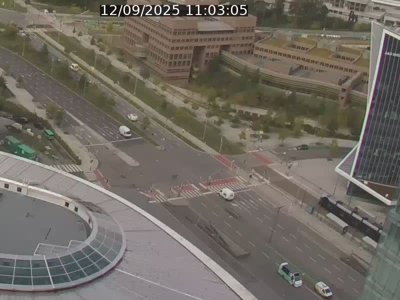 Webcam sur l'avenue John Fitzgerald Kennedy (N51) avec vue sur le Pont rouge (Pont Grande Duchesse Charlotte), l'arrêt Pfaffenthal et l'entrée du quartier Kirchberg