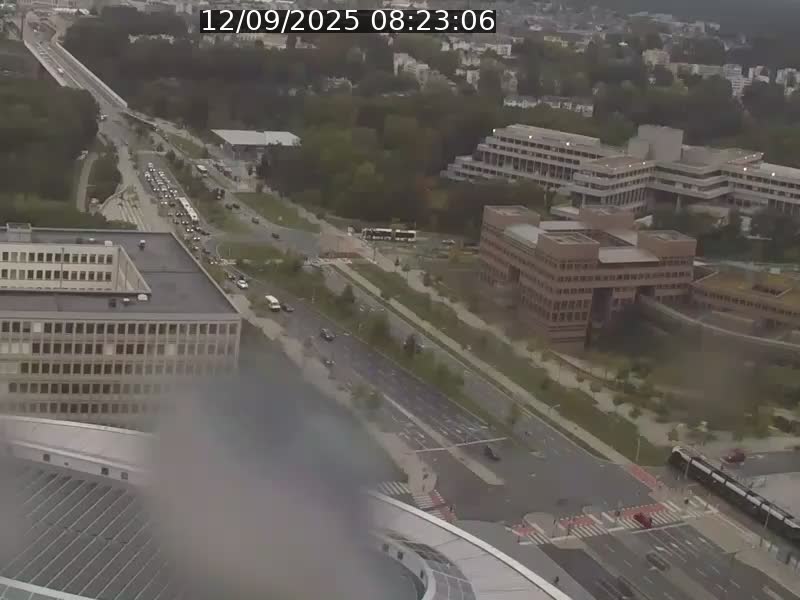 Webcam sur l'avenue John Fitzgerald Kennedy (N51) avec vue sur le Pont rouge (Pont Grande Duchesse Charlotte), l'arrêt Pfaffenthal et l'entrée du quartier Kirchberg
