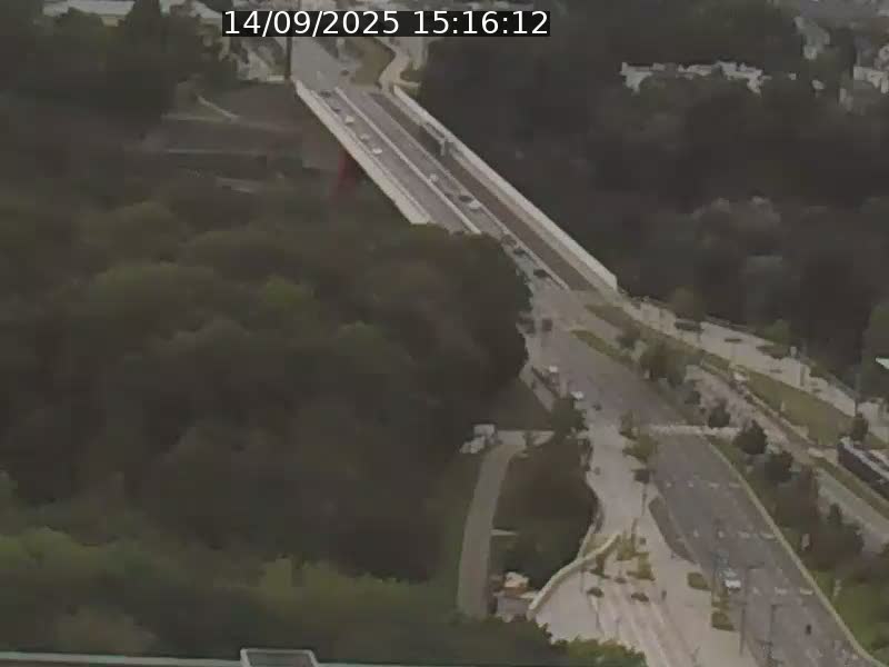 Webcam sur l'avenue John Fitzgerald Kennedy (N51) avec vue sur le Pont rouge (Pont Grande Duchesse Charlotte), l'arrêt Pfaffenthal et l'entrée du quartier Kirchberg