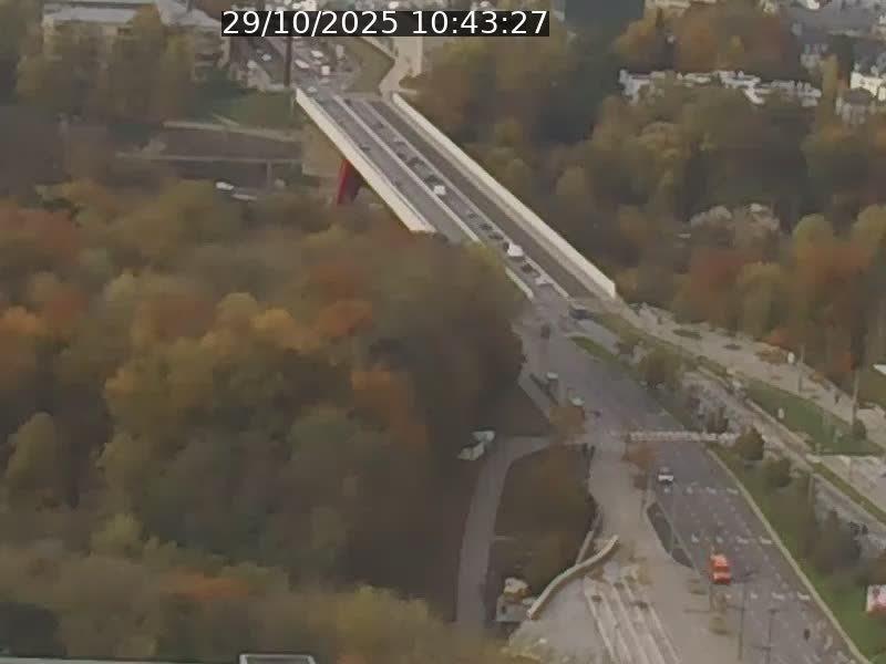 Webcam sur l'avenue John Fitzgerald Kennedy (N51) avec vue sur le Pont rouge (Pont Grande Duchesse Charlotte), l'arrêt Pfaffenthal et l'entrée du quartier Kirchberg