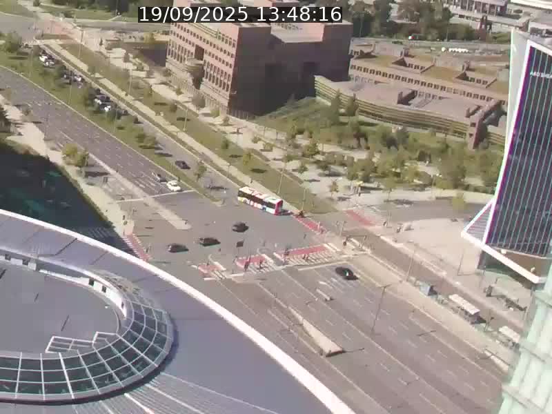 Webcam sur l'avenue John Fitzgerald Kennedy (N51) avec vue sur le Pont rouge (Pont Grande Duchesse Charlotte), l'arrêt Pfaffenthal et l'entrée du quartier Kirchberg