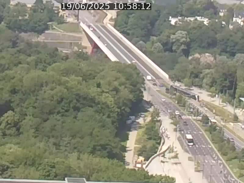 Webcam sur l'avenue John Fitzgerald Kennedy (N51) avec vue sur le Pont rouge (Pont Grande Duchesse Charlotte), l'arrêt Pfaffenthal et l'entrée du quartier Kirchberg
