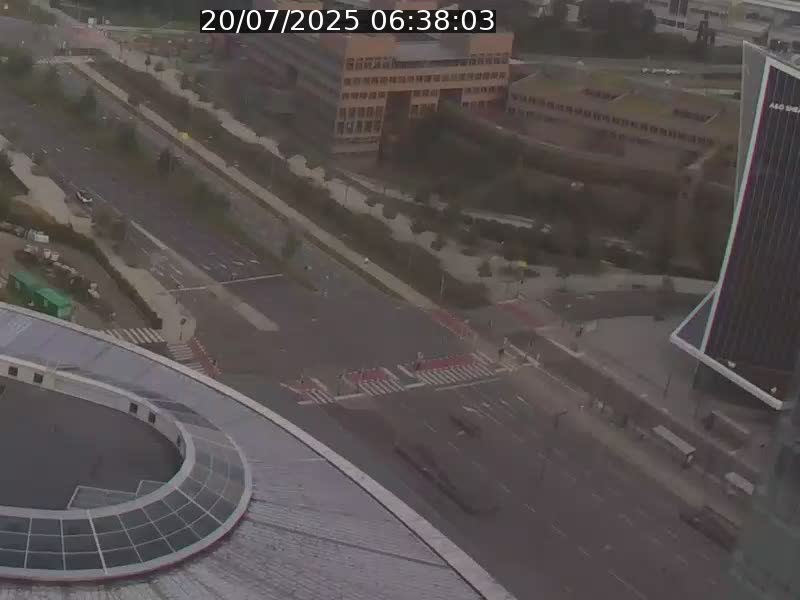 Webcam sur l'avenue John Fitzgerald Kennedy (N51) avec vue sur le Pont rouge (Pont Grande Duchesse Charlotte), l'arrêt Pfaffenthal et l'entrée du quartier Kirchberg
