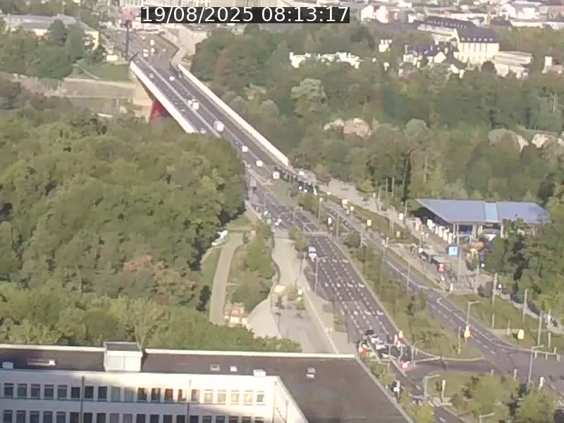 <h2>Webcam sur l'avenue John Fitzgerald Kennedy (N51) avec vue sur le Pont rouge (Pont Grande Duchesse Charlotte), l'arrêt Pfaffenthal et l'entrée du quartier Kirchberg</h2>