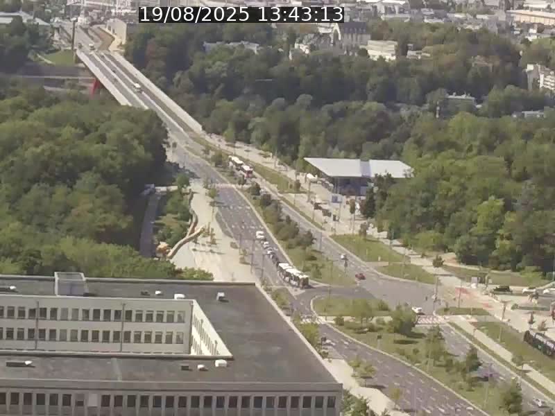 <h2>Webcam sur l'avenue John Fitzgerald Kennedy (N51) avec vue sur le Pont rouge (Pont Grande Duchesse Charlotte), l'arrêt Pfaffenthal et l'entrée du quartier Kirchberg</h2>